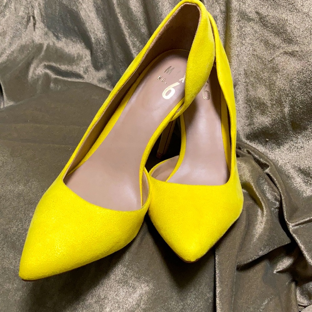 Mix No. 6 yellow heels 6.5